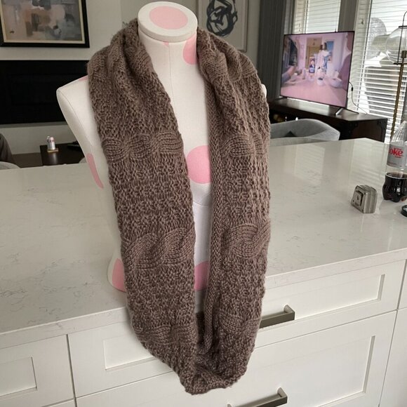 Tahari Cozy Neutral 100% Acrylic Cable Knit Infinity Scarf Taupe/Tan Sz OS - Picture 4 of 11